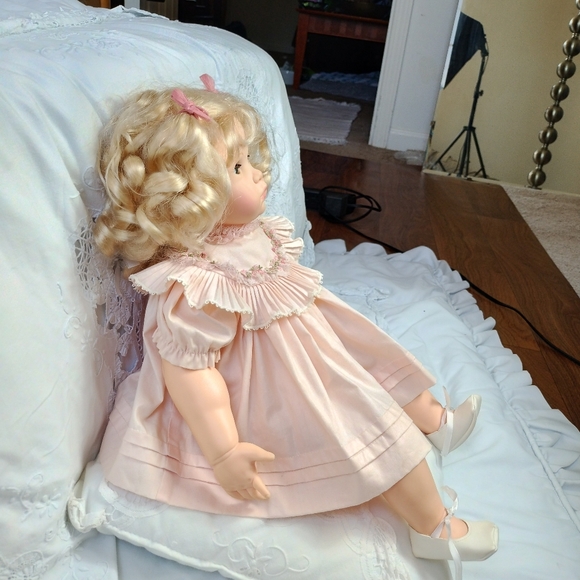 Madame Alexander 'Darlene' Curly Blonde Hair & Blue Eyes Baby Doll #8015 - Picture 5 of 12